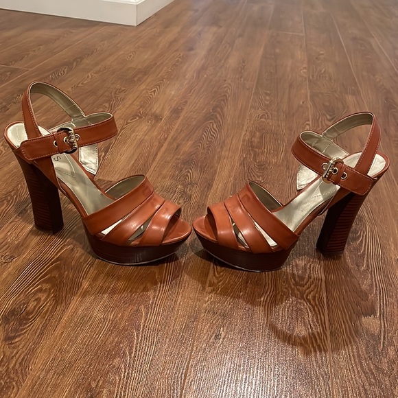 Guess brown platform sandals. Sz 6.5 - Picture 6 of 7